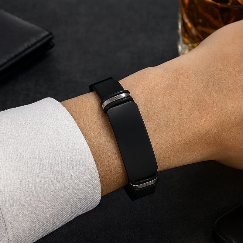 Bracelet manchette homme silicone noir porté sous une manche de chemise