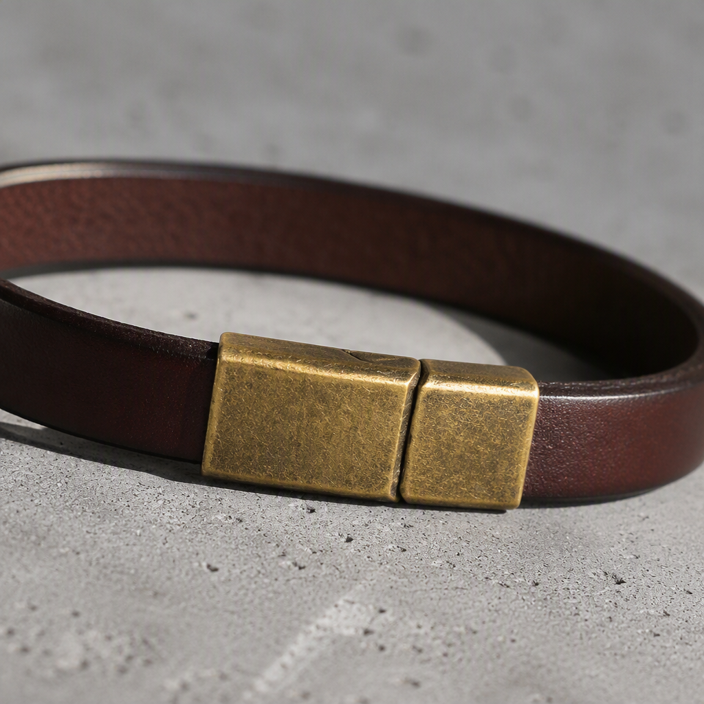 Gros plan du fermoir plaque en deux parties sur le bracelet en cuir marron