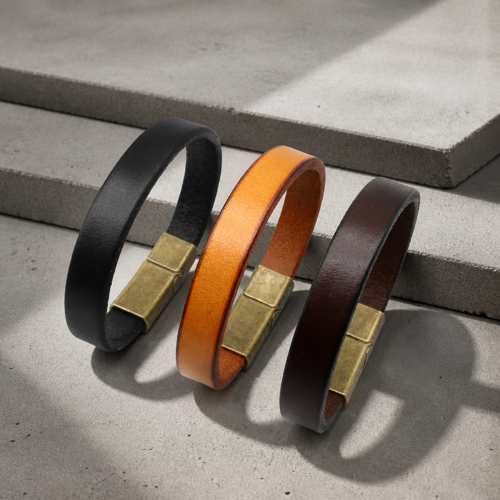 Les trois coloris du bracelet en cuir de vachette : noir, kaki fauve et marron