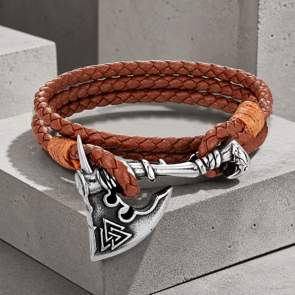 Bracelet nordique homme en cuir tressé brun fauve, hache d'acier gravée