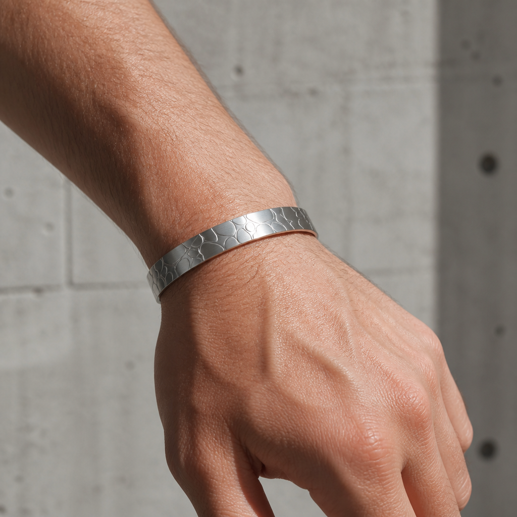 Bracelet ouvert homme jonc martelé en acier porté au poignet