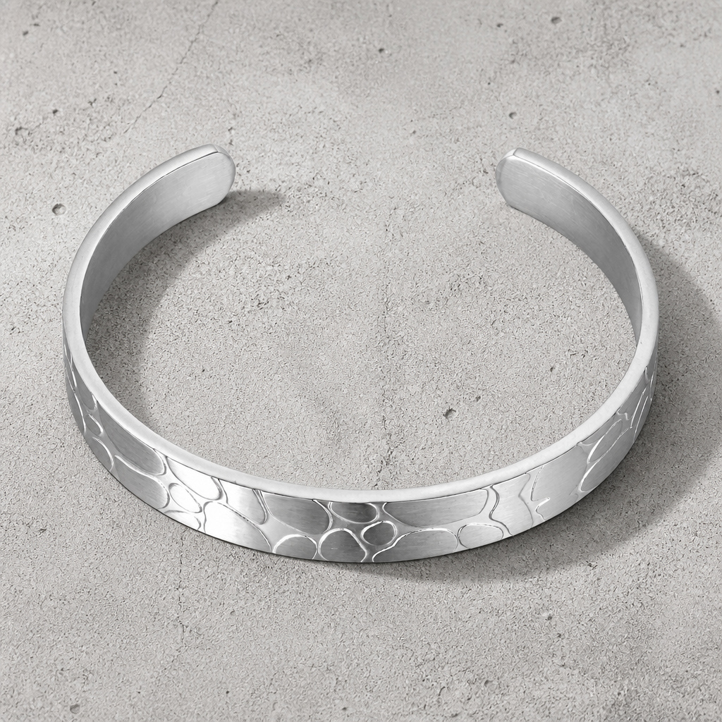 Bracelet ouvert homme en acier martelé vu de dessus, forme en C
