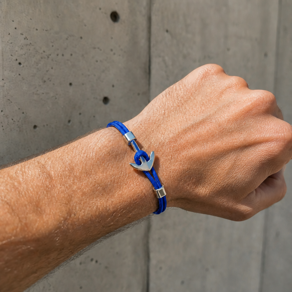 Bracelet paracorde à ancre porté au poignet, corde bleue