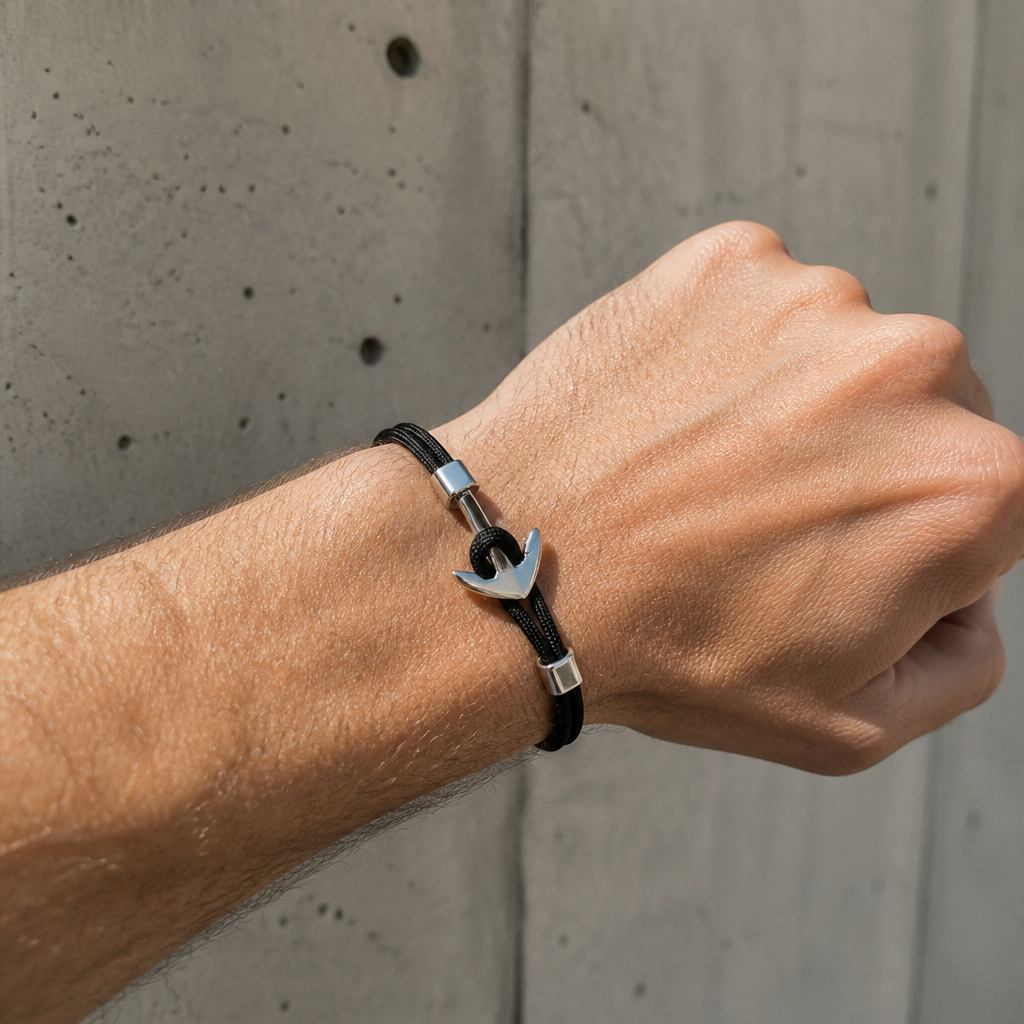 Bracelet paracorde à ancre porté au poignet, corde noire