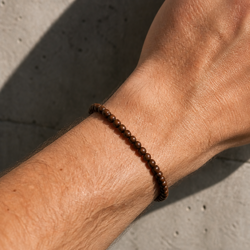 Bracelet perle bois homme porté au poignet, version tout bois