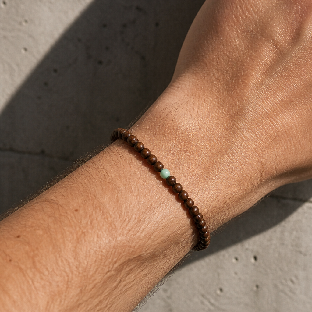 Bracelet perle bois homme porté au poignet, bille centrale verte