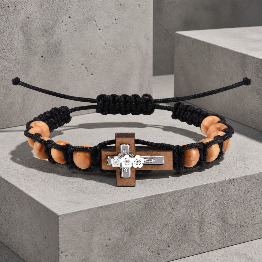 Bracelet perle croix homme vu à plat, rang de perles claires nouées entre deux cordons noirs