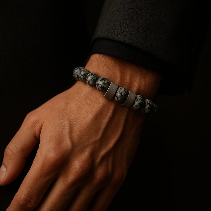 Bracelet homme perles de jaspe personnalisé porté au poignet