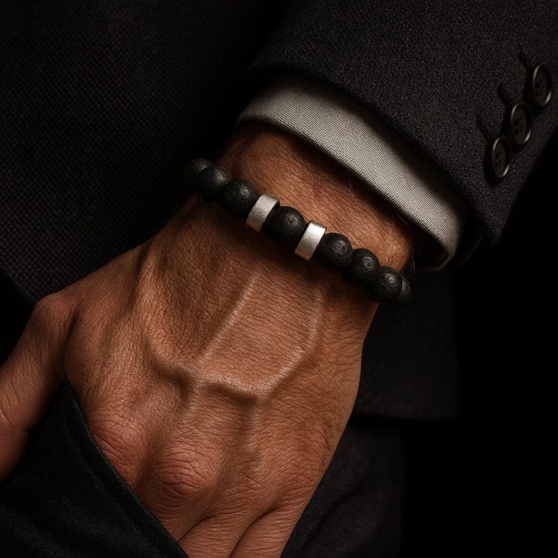 Bracelet homme perles de pierre de lave porté sous une manche de veste