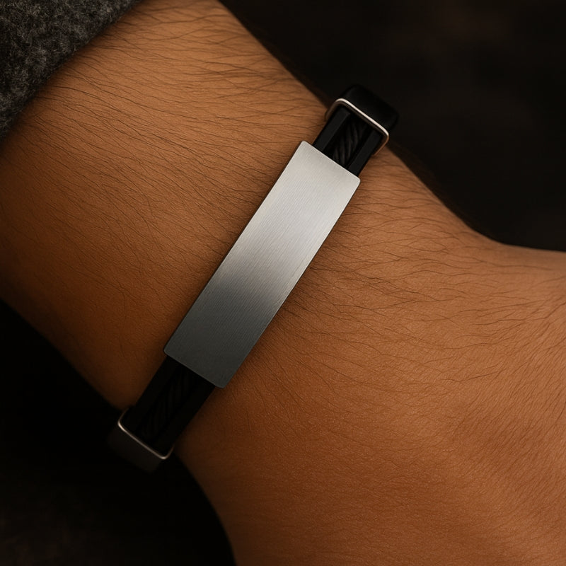 Bracelet personnalisé homme noir silicone et acier au poignet