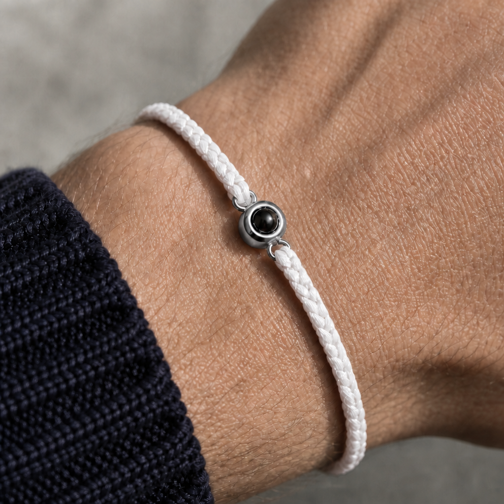 Bracelet photo personnalisé porté au poignet, cordon tressé blanc et perle argent