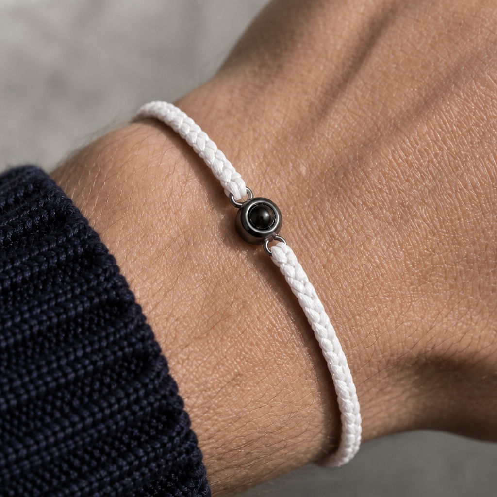 Bracelet photo personnalisé porté au poignet, cordon tressé blanc et perle noire
