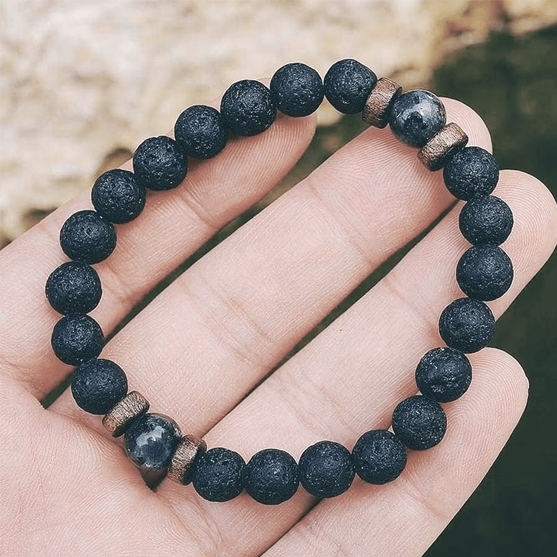 Bracelet homme pierre de lave tenu à la main, perles mates et poreuses
