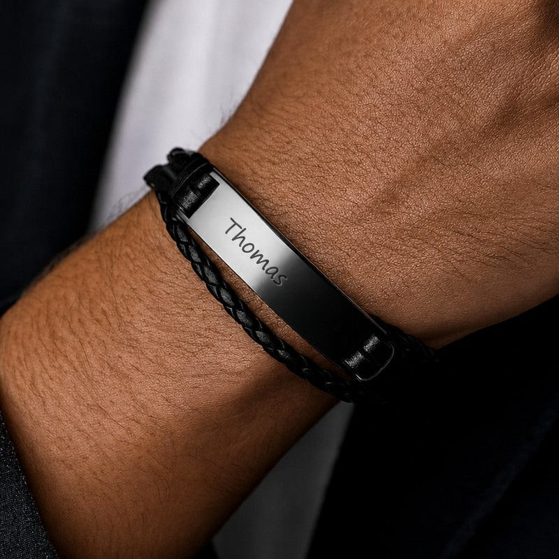 Bracelet prénom homme en similicuir noir porté au poignet, plaque gravée