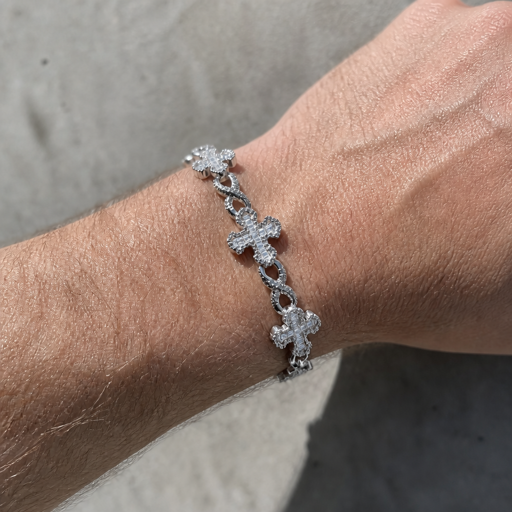 Bracelet à croix argenté porté au poignet