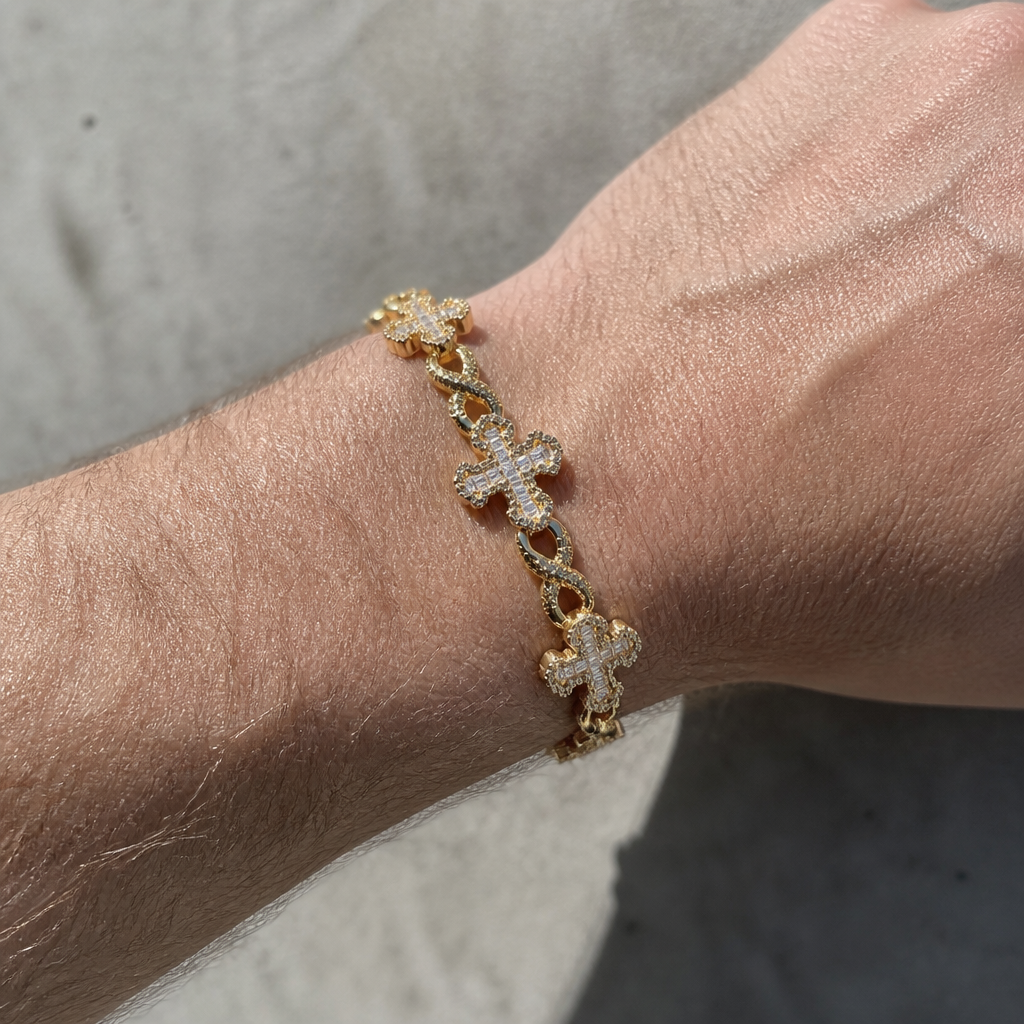 Bracelet à croix doré porté au poignet