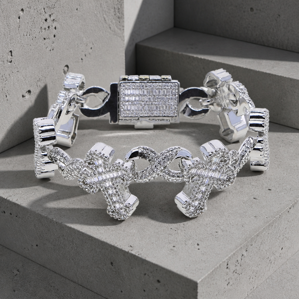Bracelet à croix pavées en finition argentée, effet diamant