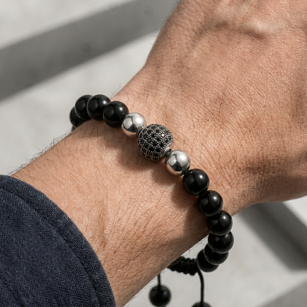 Bracelet shamballa homme argenté porté au poignet
