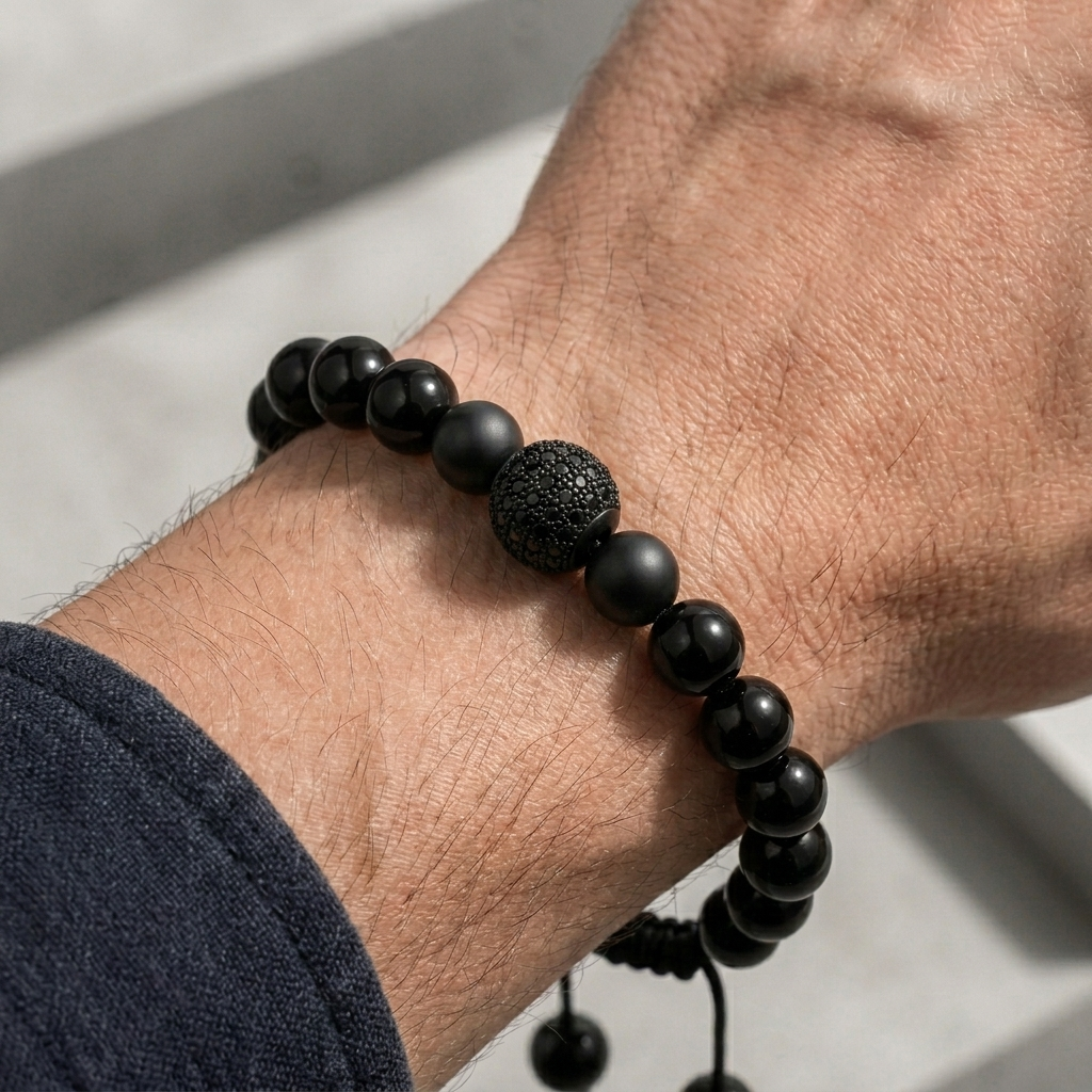 Bracelet shamballa homme noir porté au poignet