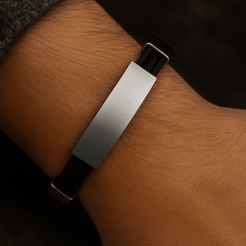 Bracelet silicone homme noir porté au poignet, plaque gravée