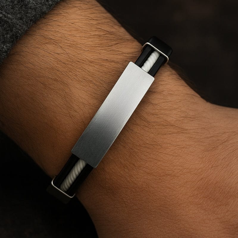 Bracelet silicone homme à câble blanc porté au poignet, plaque acier brossé