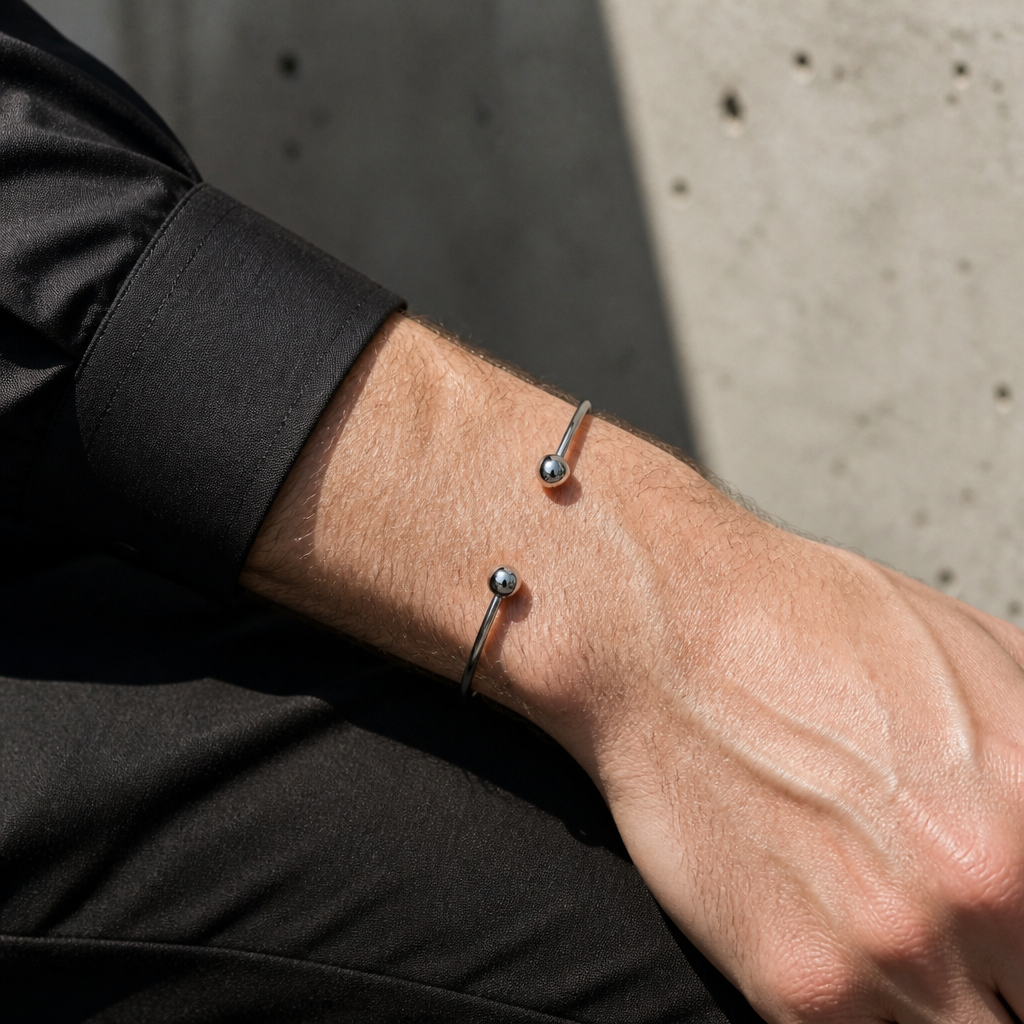 Homme portant au poignet le bracelet jonc ouvert acier argent