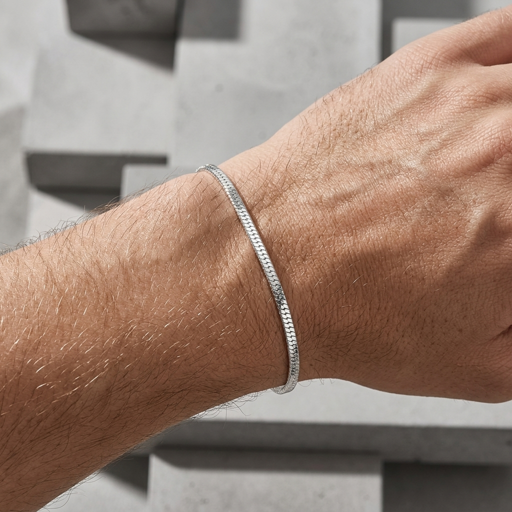 Bracelet maille serpent argent porté à plat sur un poignet d'homme