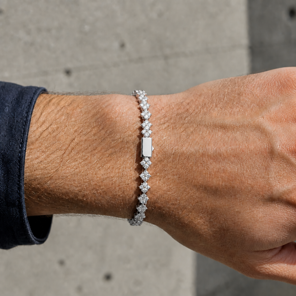 Bracelet tennis homme argenté porté au poignet