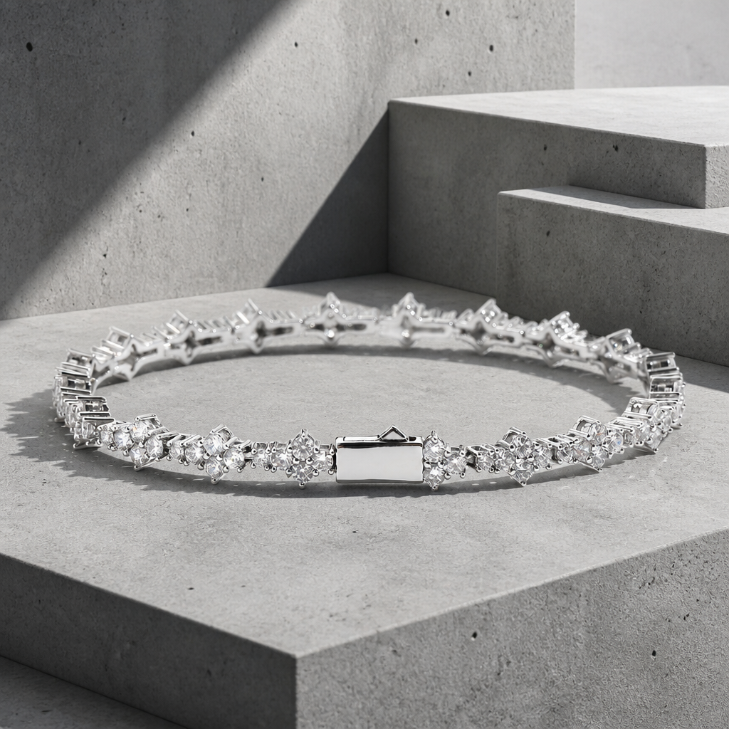 Bracelet tennis homme effet diamant, fleurs serties argentées sur béton