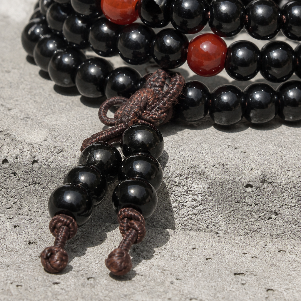 Détail de la perle guru et du nœud du mala en perles de bois