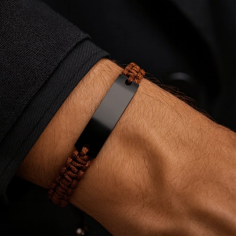 Bracelet homme tissu marron porté au poignet