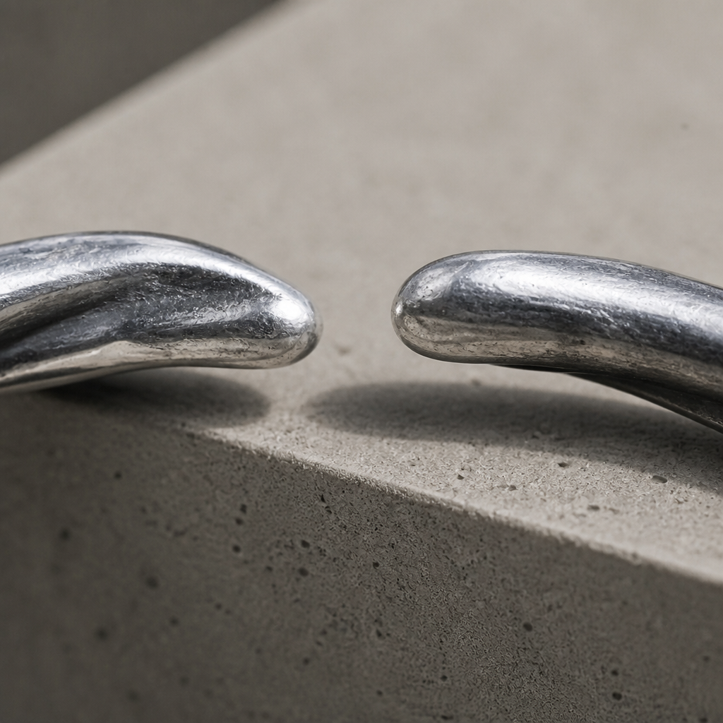 Les deux pointes effilées du jonc face à face, ouverture du bracelet vue de près