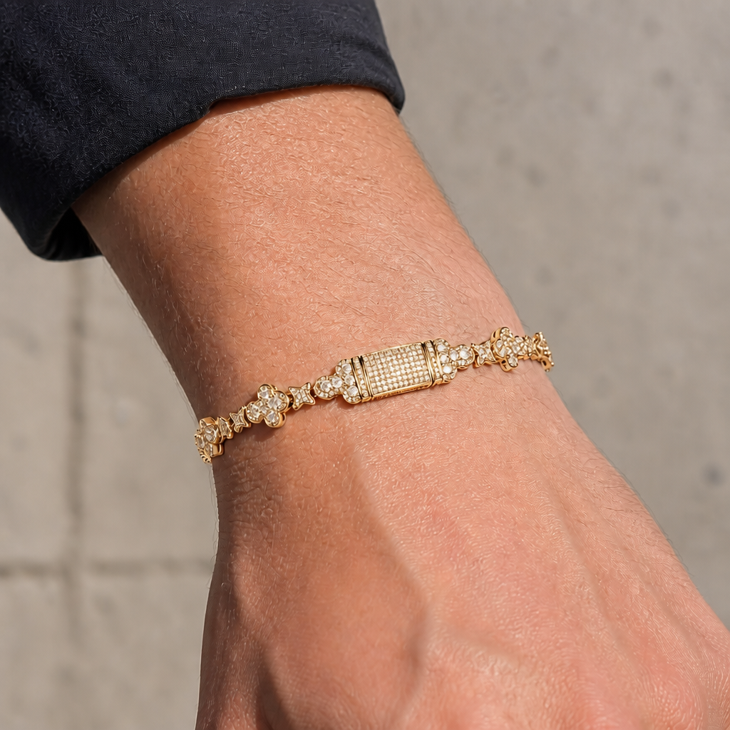 Bracelet trèfle homme en finition dorée porté au poignet d'un homme