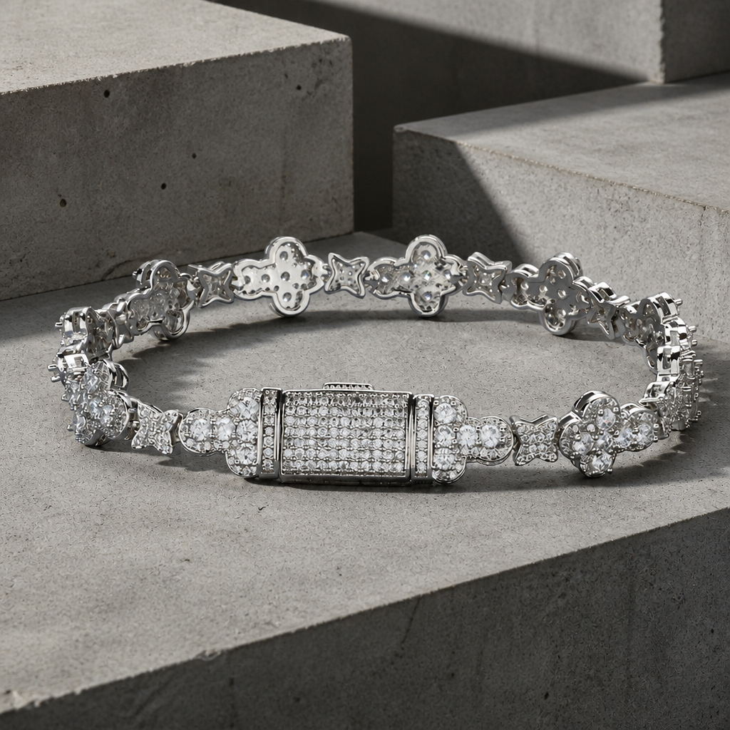 Bracelet trèfle homme argenté, maillons à quatre lobes pavés et fermoir plaque, sur du béton