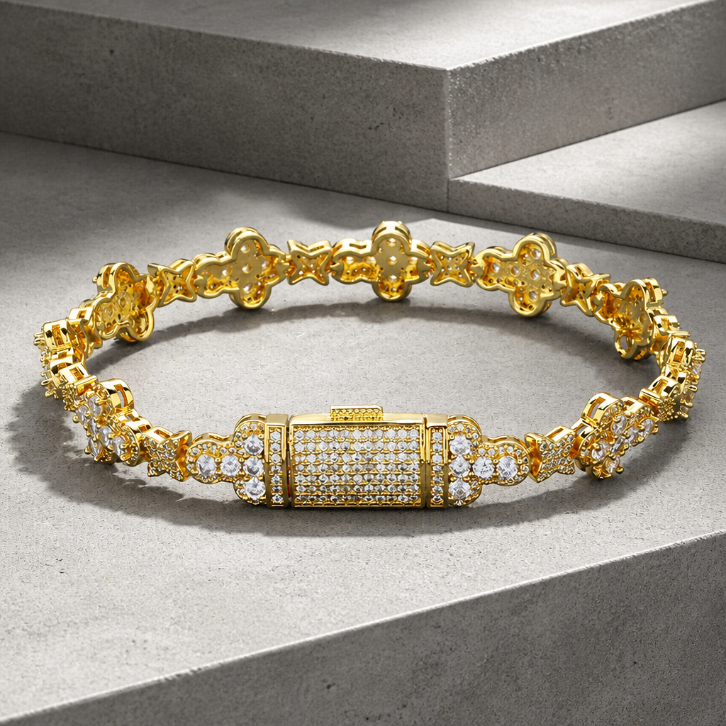 Bracelet trèfle homme doré, mêmes maillons pavés, sur fond de béton