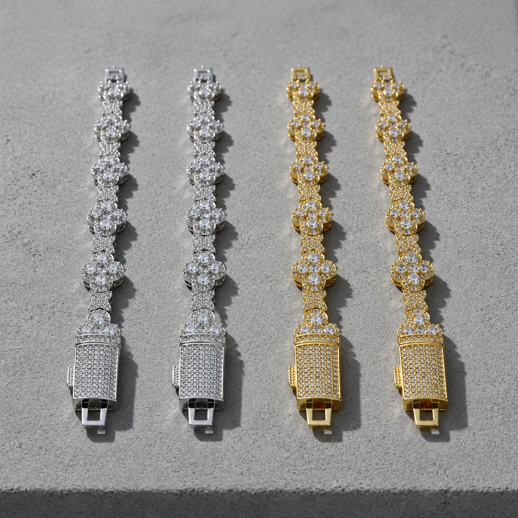 Les deux finitions du bracelet trèfle, argentée et dorée, mises à plat côte à côte