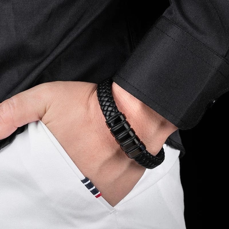 Bracelet tressé cuir homme personnalisé noir porté au poignet