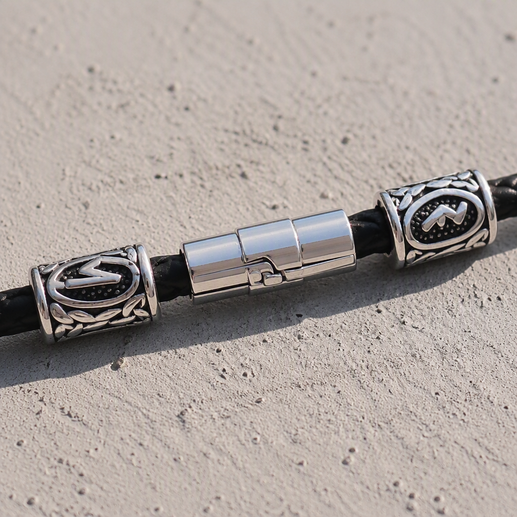 Détail du fermoir tube en acier inoxydable et du cordon noir du bracelet viking