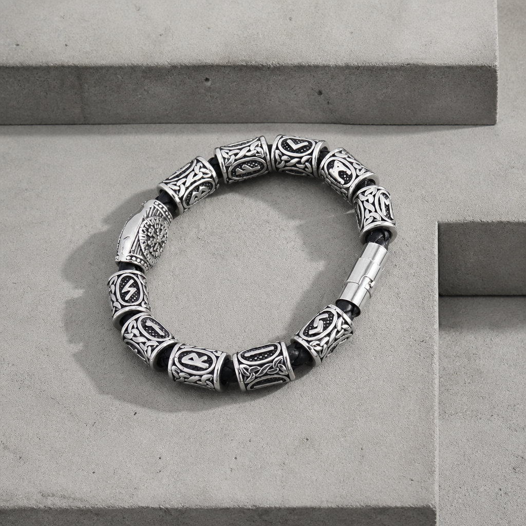 Bracelet viking argenté vu de trois quarts, rangée de runes et compas runique central