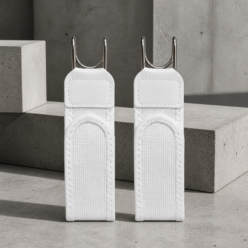 Ceinture ajustable homme à crochet, lot de deux bandes blanches sur un bloc de béton