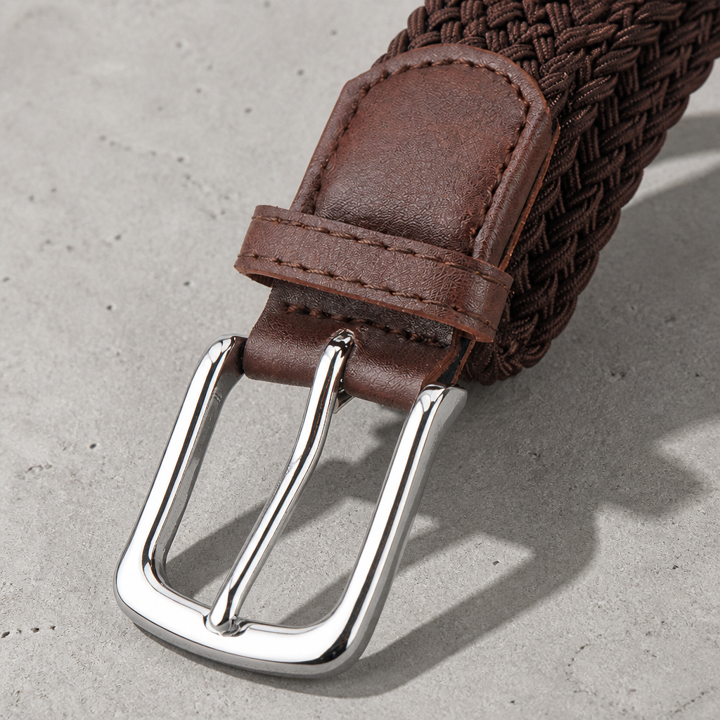 Boucle polie, passant et patte de bout contrastés d'une ceinture tressée marron
