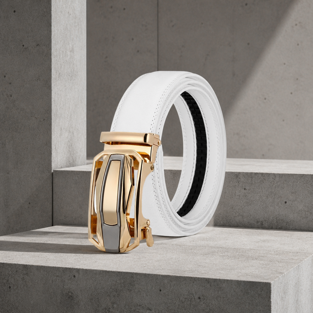 Ceinture homme blanche à boucle dorée automatique, cuir de vachette, sur fond béton