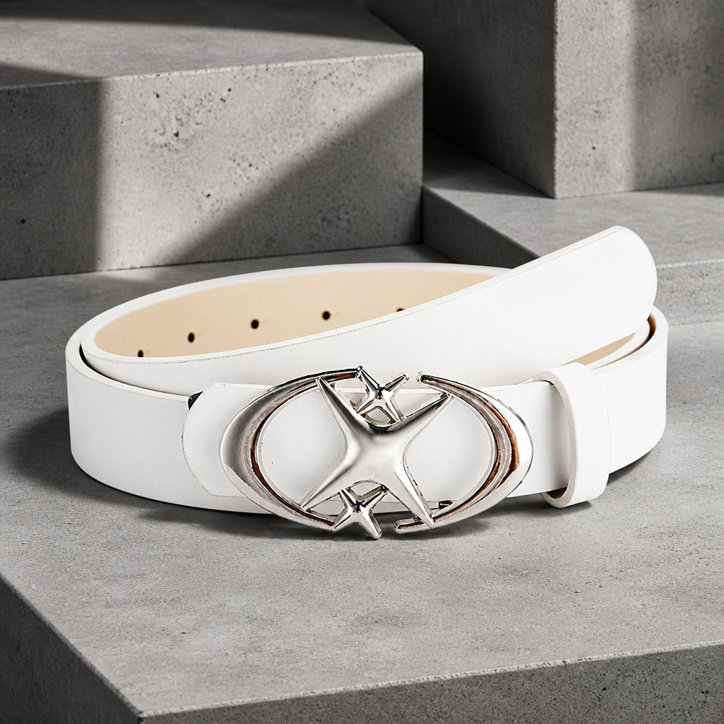 Ceinture homme originale blanche, boucle ovale étoile argentée, sur béton
