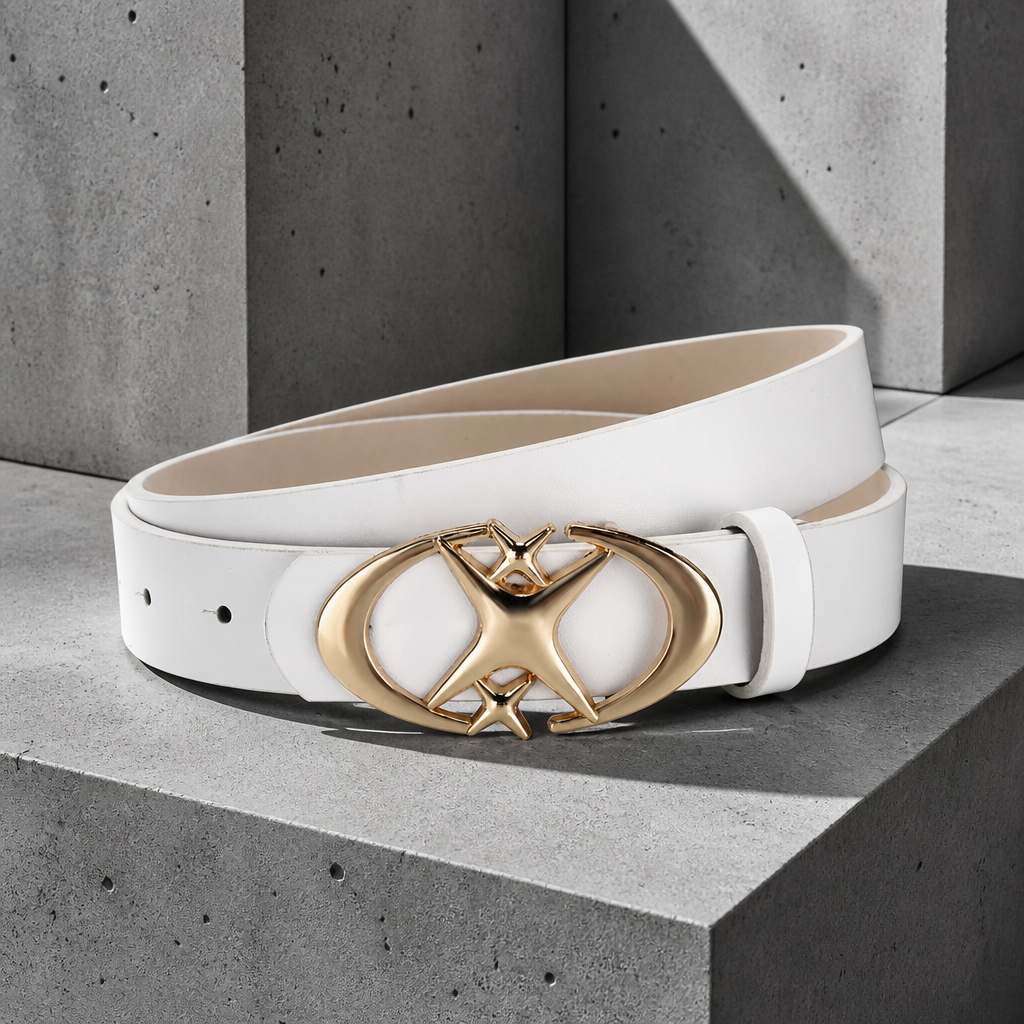 Ceinture homme originale blanche, boucle ovale étoile dorée, sur béton