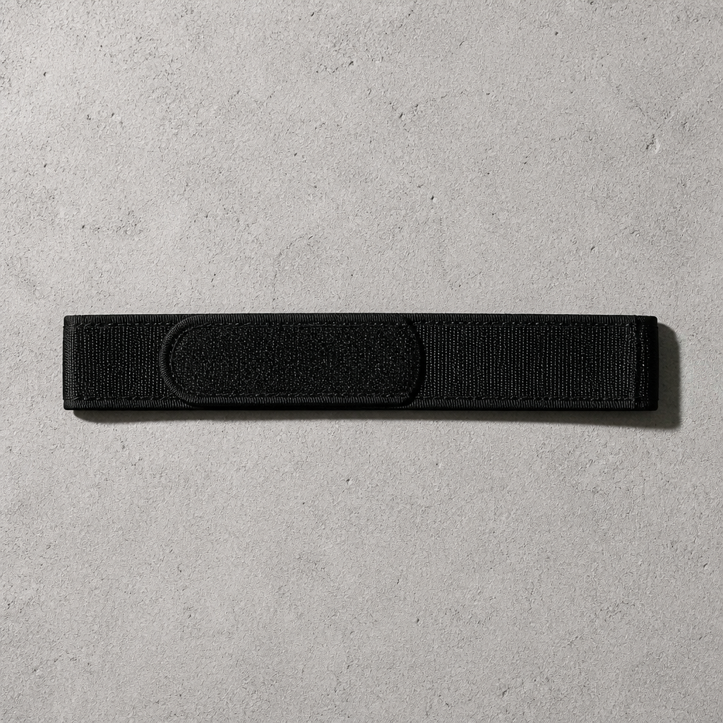 Bande élastique noire dépliée à plat, panneau auto-agrippant visible