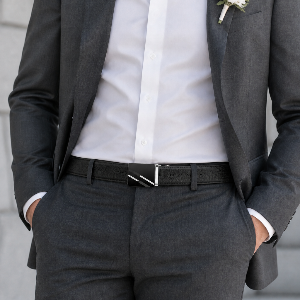 Ceinture mariage homme portée avec un costume gris anthracite, boucle noire à bandes argent