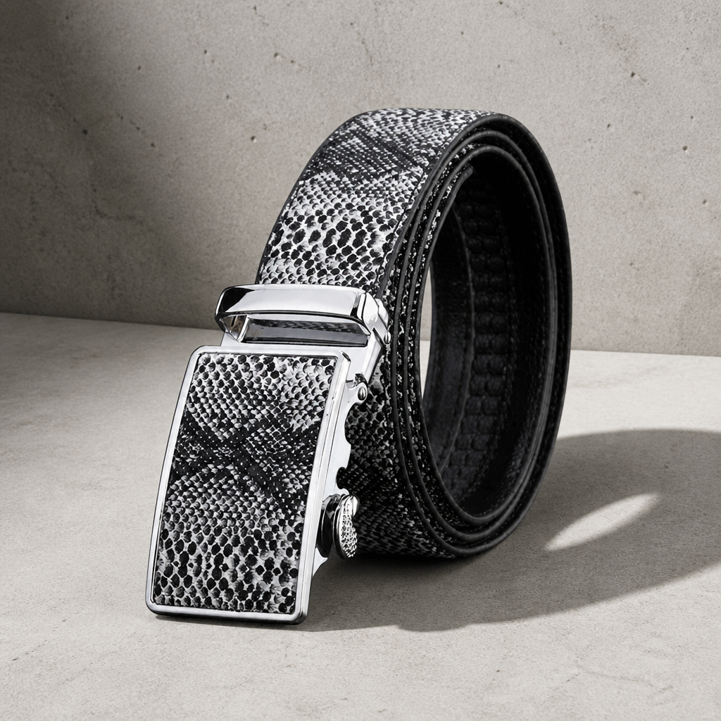 Ceinture serpent homme gris perle enroulée, vue de la plaque automatique