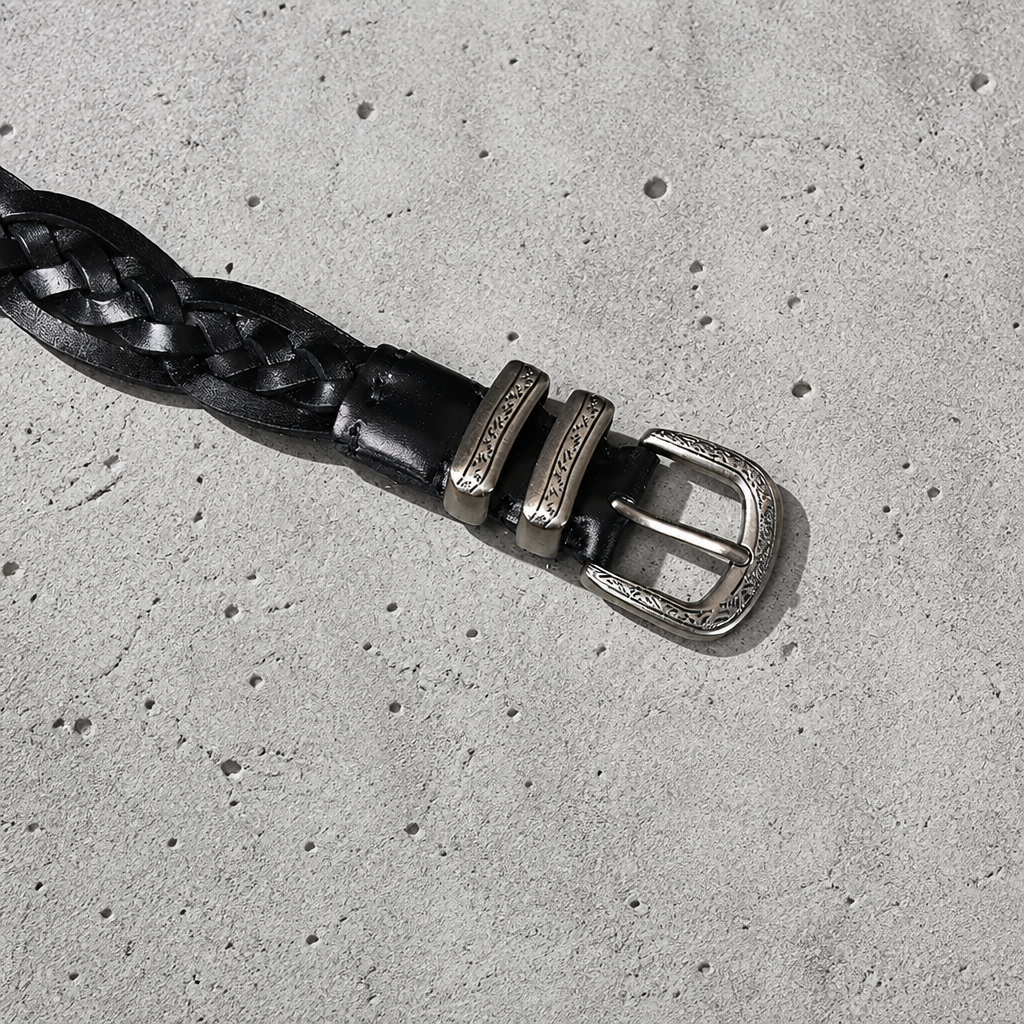 Boucle ciselée, deux passants gravés et natte de cuir noir de la ceinture style western homme