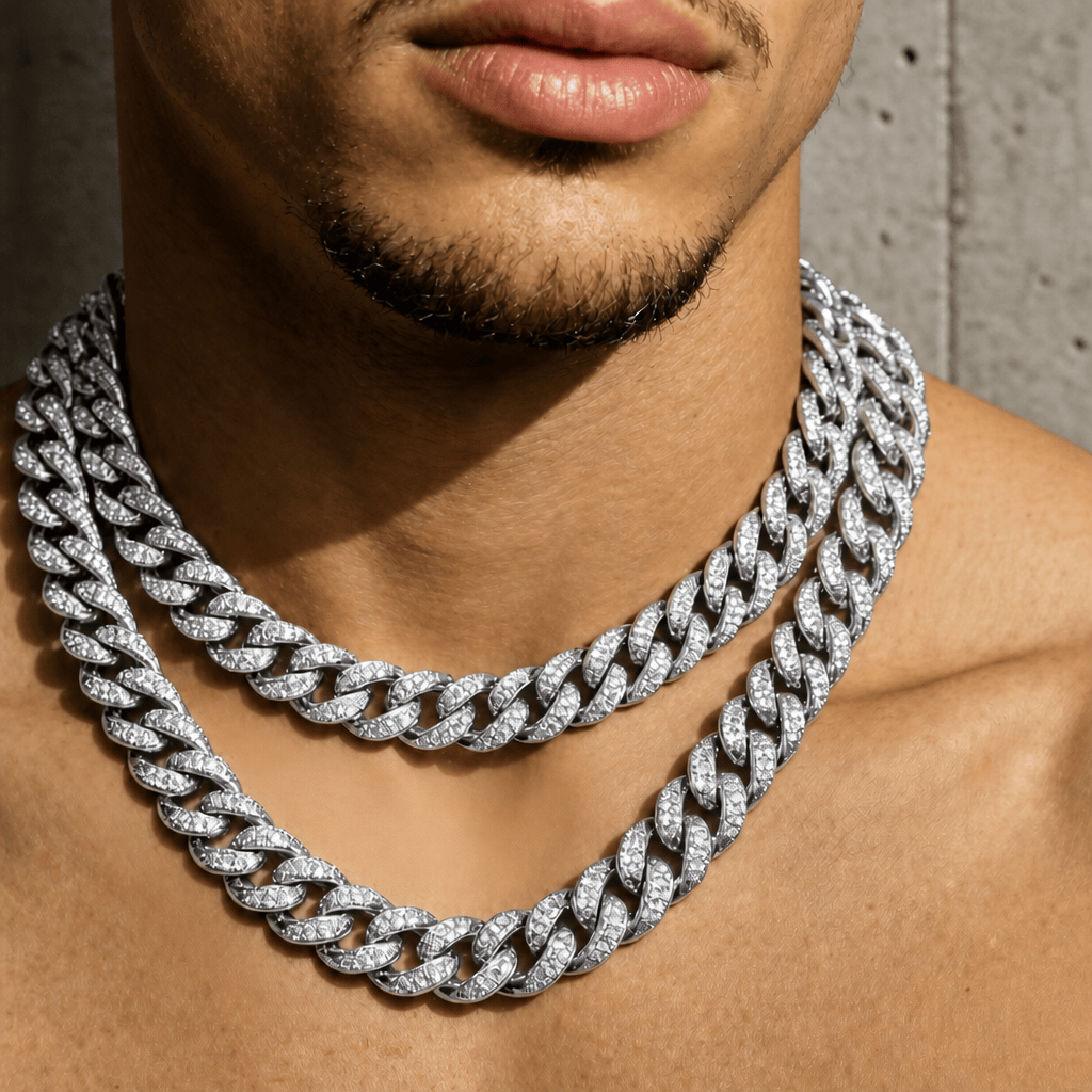 grosse chaine argent homme portee au cou effet diamant
