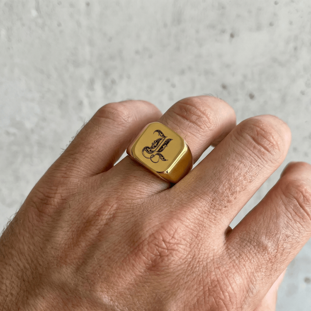 chevalière à graver homme or initiale gothique bague chevalière homme portée annulaire